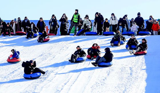 한강공원에 상륙한 눈썰매장