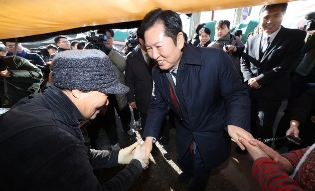 두손 바쁘게 상인들과 인사 나누는 정청래 대표