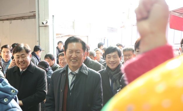 응원에 웃음 짓는 정청래 대표