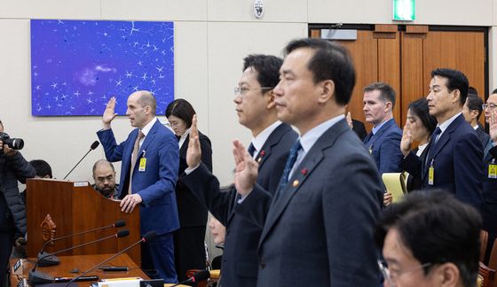 증인 선서하는 해롤드 로저스 쿠팡 대표이사