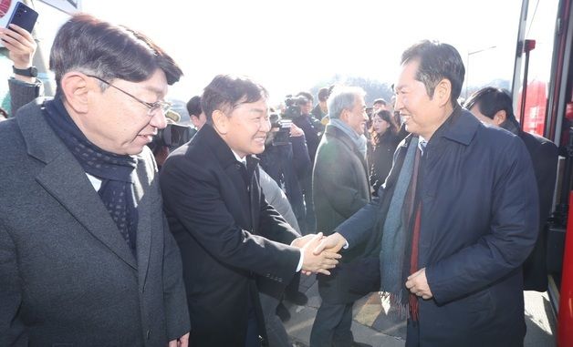 김관영 도지사와 인사 나누는 정청래 대표