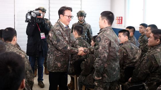 장병 손잡은 김민석 총리