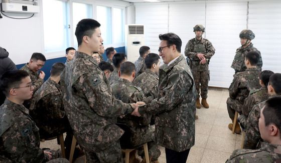 장병 격려하는 김민석 총리