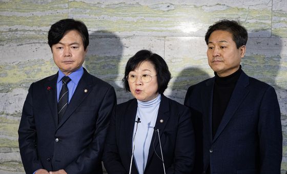 취재진 질문 답하는 김현 민주당 과방위 간사