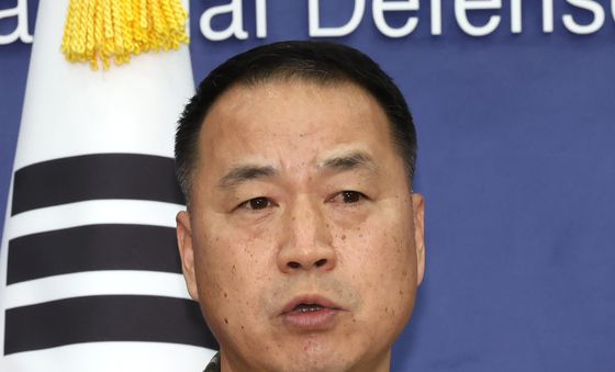 취재진 질문에 답하는 주일석 해병대사령관