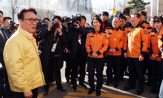 연말 연시 소방관 격려하는 김민석 총리