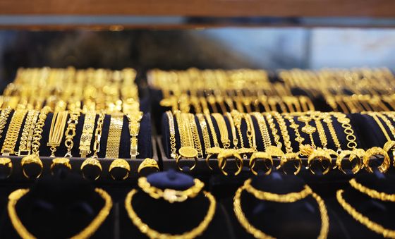 올해 안전자산에 자금 몰렸다… 금값 70% 상승