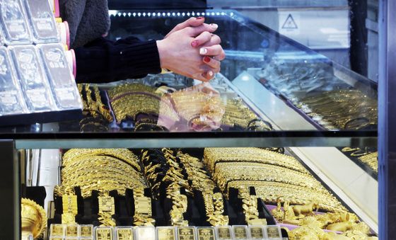 금값, 1년새 70% 뛰었다