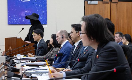 쿠팡 연석청문회 '온몸 가리고 피해 진술하는 참고인'