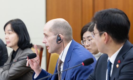 쿠팡 대표 바라보는 배경훈 부총리