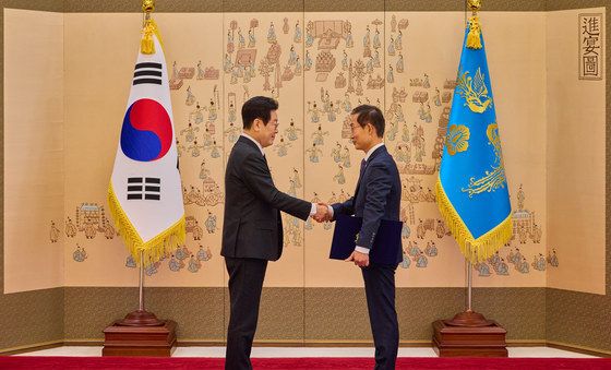 이재명 대통령, 김호철 감사원장에게 임명장 수여