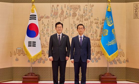 이재명 대통령, 김호철 감사원장에게 임명장 수여