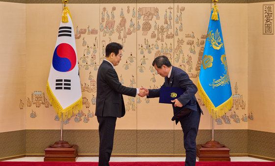 이재명 대통령, 박수근 중앙노동위원장에게 임명장 수여