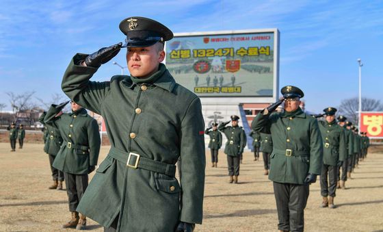 해병대 올해 마지막 신병 수료식 '신병의 경례'