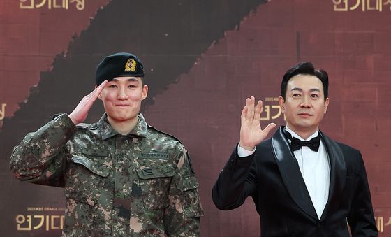 권지우·박용우, 경례와 손인사