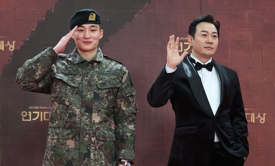 포즈 취하는 권지우·박용우