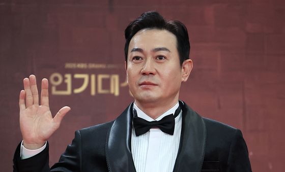 박용우, 중후한 손인사