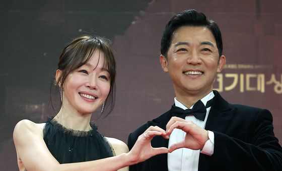 엄지원·안재욱, 미소 짓는 대상 후보들