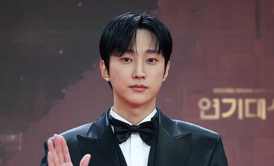 진영, 신사의 손인사