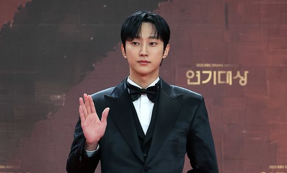 포즈 취하는 진영