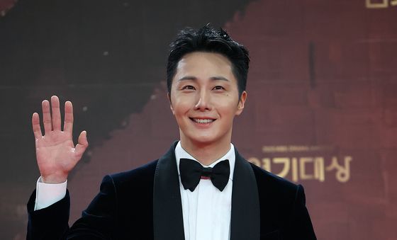 포즈 취하는 정일우