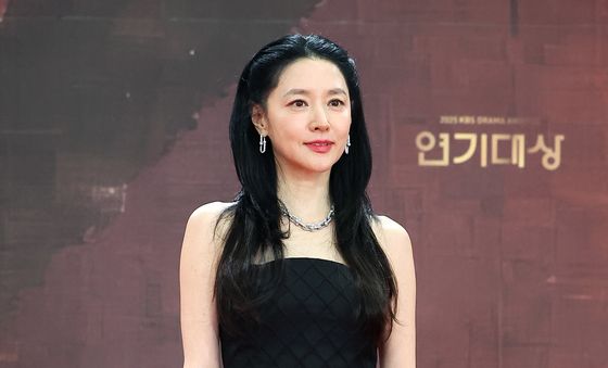 포즈 취하는 이영애