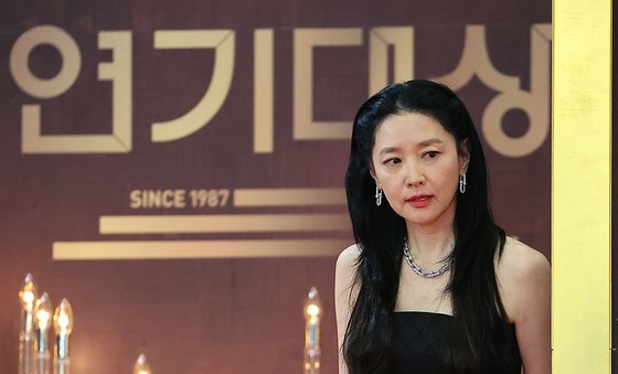 연기대상 레드카펫 밟는 이영애