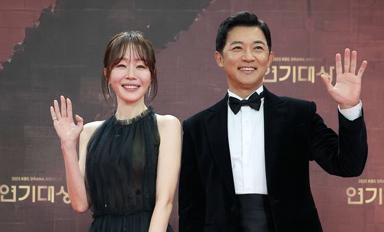 엄지원·안재욱, 부드러운 손인사