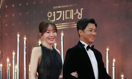 함께 레드카펫 밟는 엄지원·안재욱