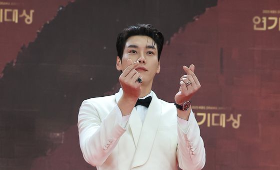 포즈 취하는 김영광