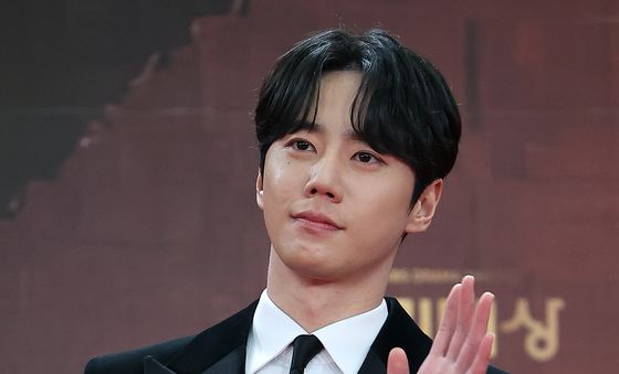 이준영, 부드러운 손인사