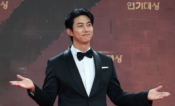 포즈 취하는 옥택연