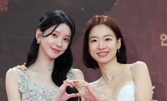 포즈 취하는 이효나·이시아