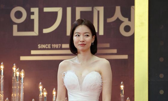 이시아, 수줍은 레드카펫