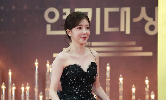 레드카펫 밟는 정인선