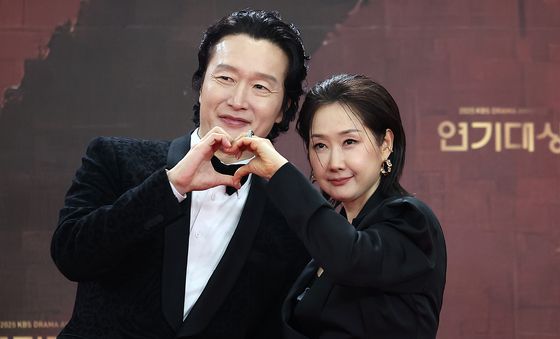 포즈 취하는 최병모·배해선