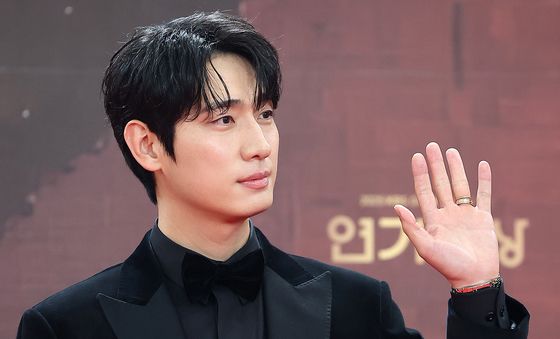 윤박, 젠틀한 손인사