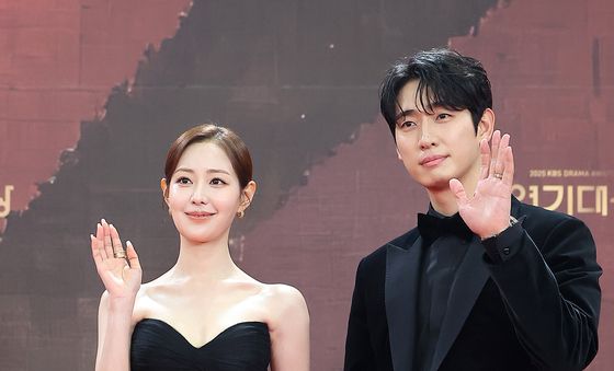 신슬기·윤박 '블랙 맞춤'