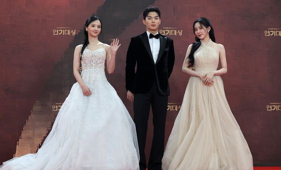 포즈 취하는 '화려한 날들'의 주역들