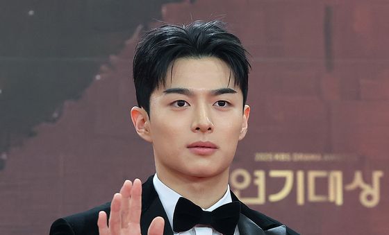 포즈 취하는 손상연