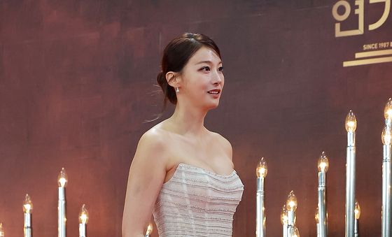 유인영, 레드카펫 밟는 여신