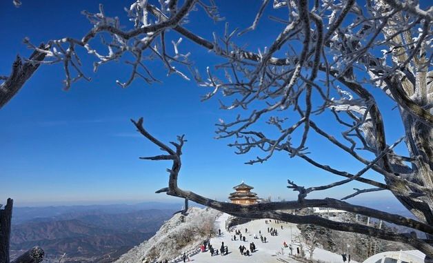 설경 속 덕유산 상제루 쉼터