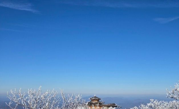 눈꽃 사이에서 보이는 덕유산 상제루 쉼터
