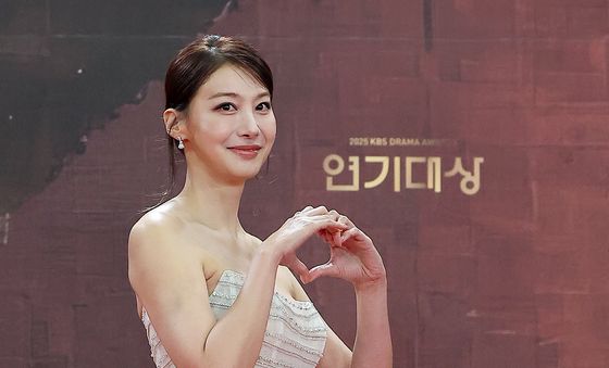 유인영, 눈부신 드레스