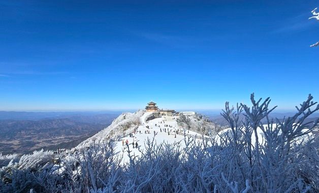 덕유산 상고대 사이로 솟은 상제루 쉼터