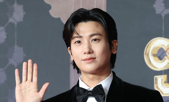 박형식, 근사한 손 인사