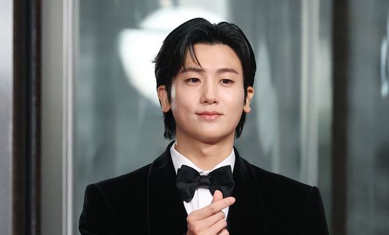 박형식, 무심한듯 시크하게