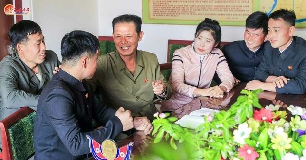 北 "청년들과 사업에 힘 넣고 있어"…평양시농촌경리위원회 금대농장 초급당일꾼 조명