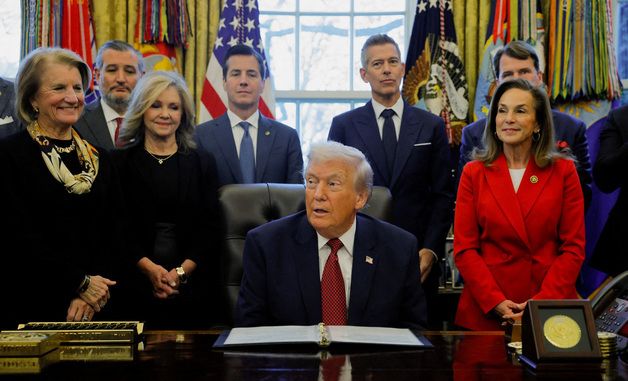 [포토] 연비 규제 완화 발표하는 트럼프