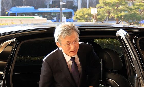 대법원으로 출근하는 조희대 대법원장